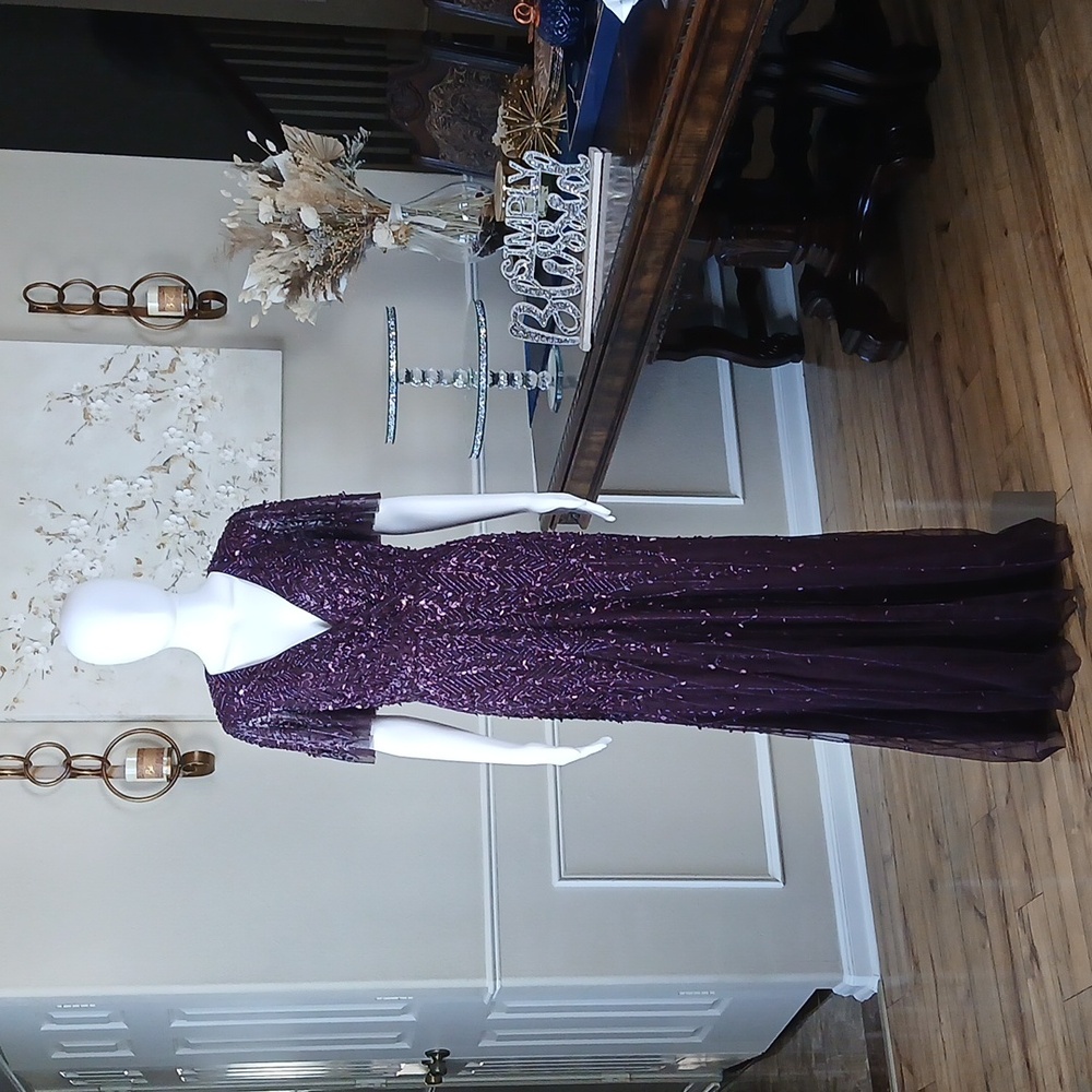 Mac Duggal Purple Embellished Flutter Sleeve Formal Floor-Length Gown. Size 6 - Picture 15 of 17
